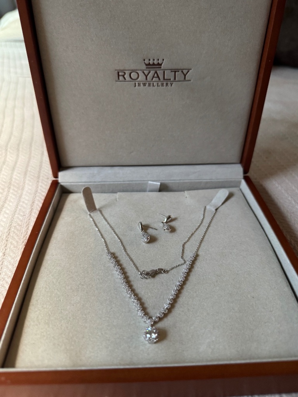 Neckles and earing